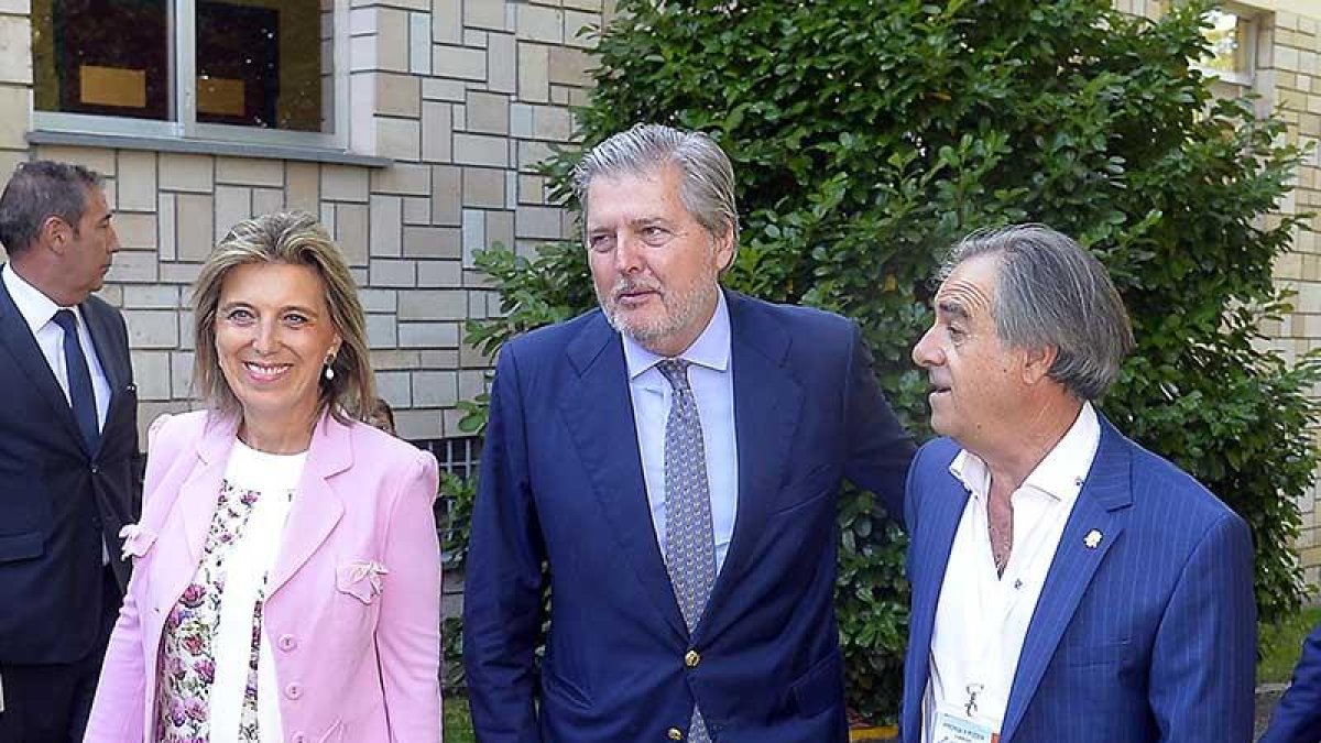 María José Salgueiro, Íñigo Méndez de Vigo y Graciano Palomo a punto de entrar en San Gabriel.-ICAL