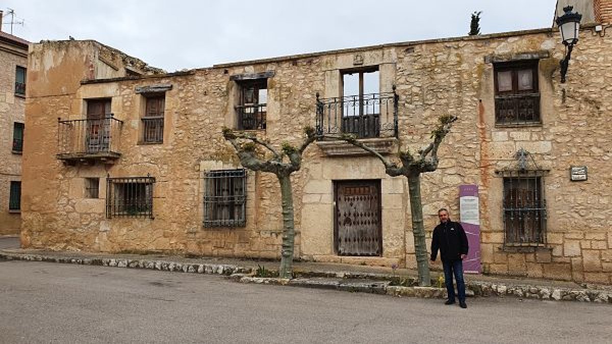 El alcalde en una foto de archivo junto a la casa de Vela Zanetti. L. V.