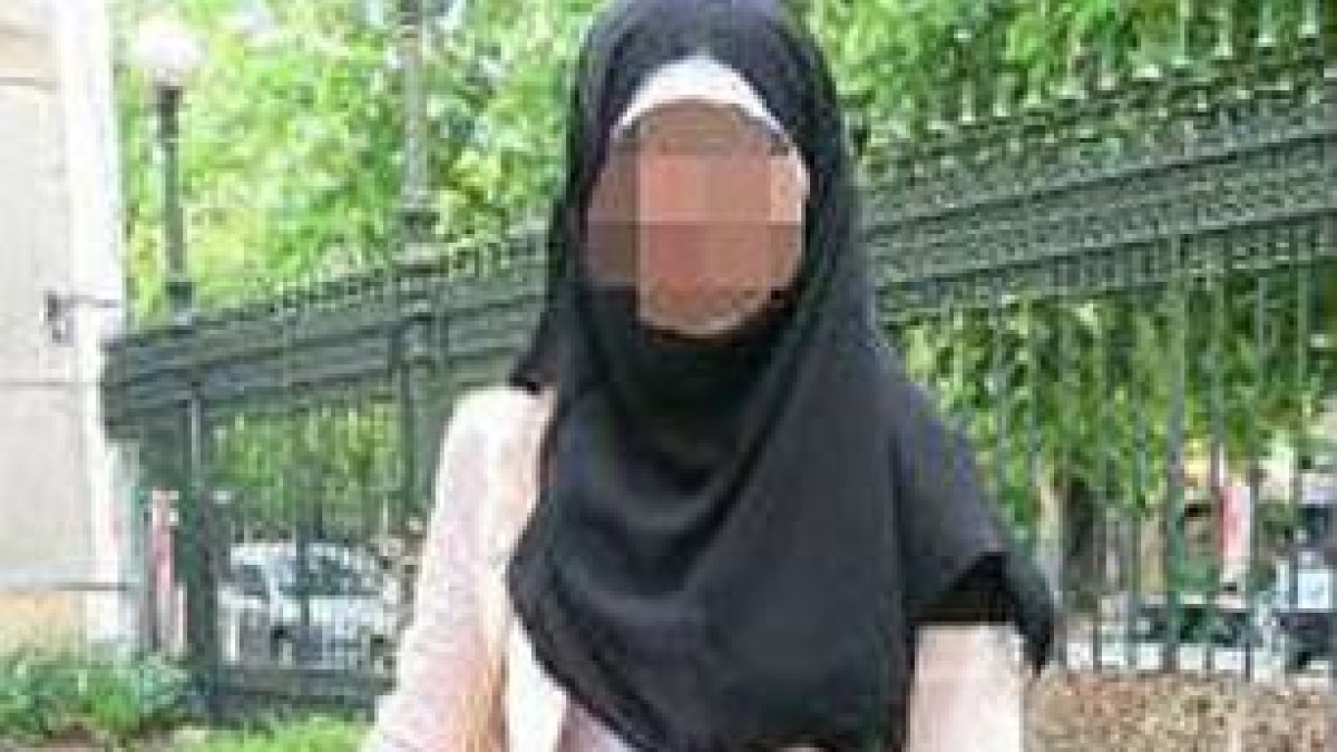 La joven musulmana, con el velo islámico y la polémica falda negra.-