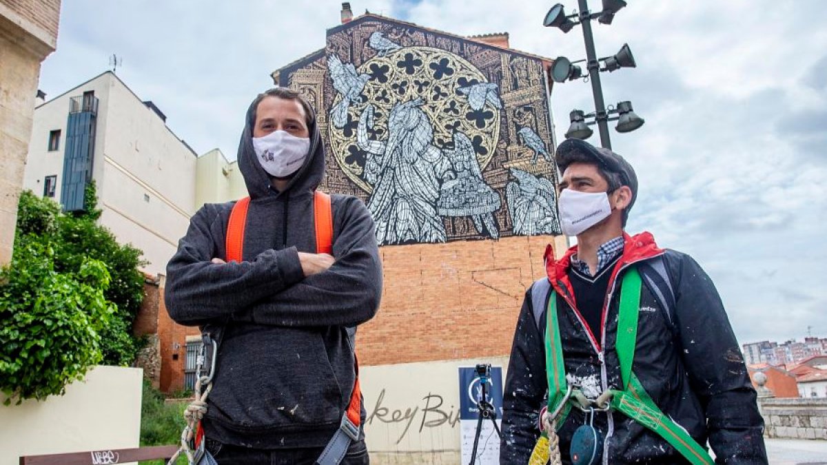 Edouard Egea y Louis Boidron (MonkeyBird) frente a su imponente homenaje a la Catedral. SANTI OTERO