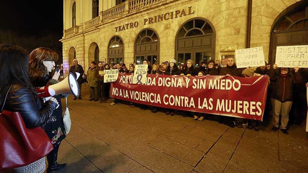 Momento de una manifestación contra la violencia de género en la capital burgalesa.-RAÚL G. OCHOA