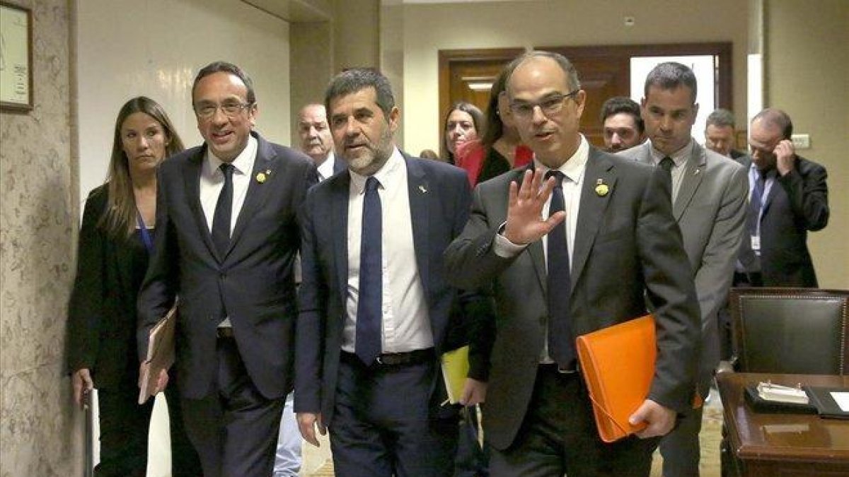 Josep Rull, Jordi Sánchez y Jordi Turull, a su salida tras realizar el trámite.-DAVID CASTRO