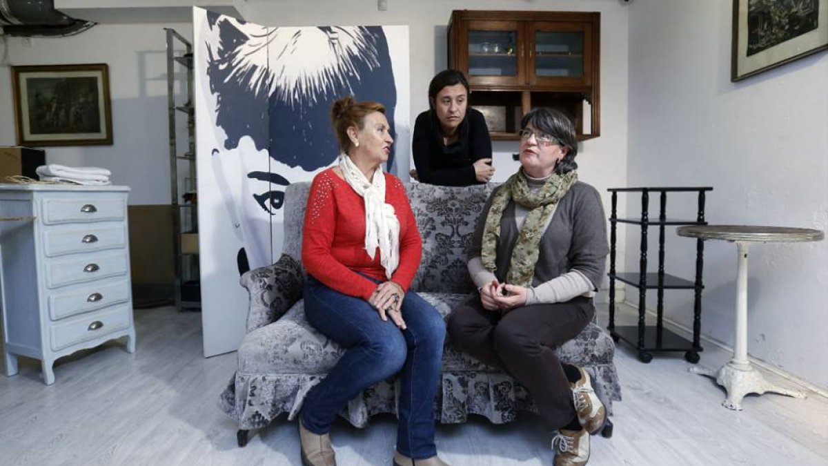 Lola Arana, Olga Caparroz y Marisa Soro, en un ensayo en La Casa de las Musas.-Raúl Ochoa