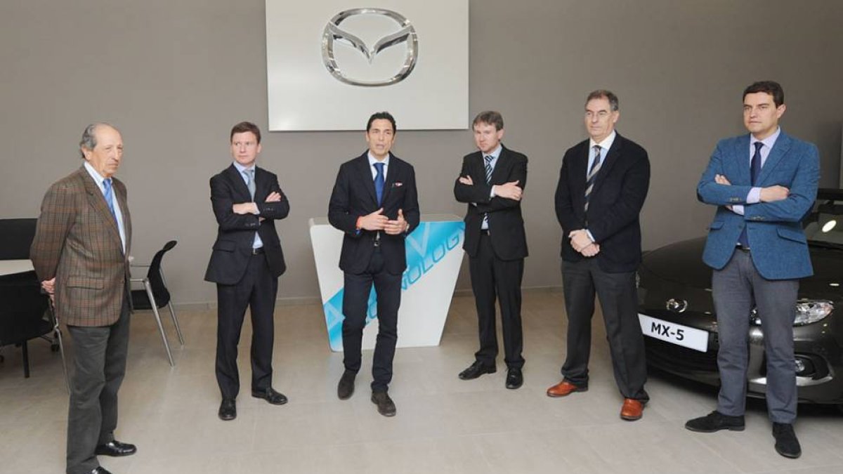 De Santiago presentó las nuevas instalaciones de Mazda. en la imagen con Lacalle, Benavente e Ibáñez.-ISRAEL L. MURILLO
