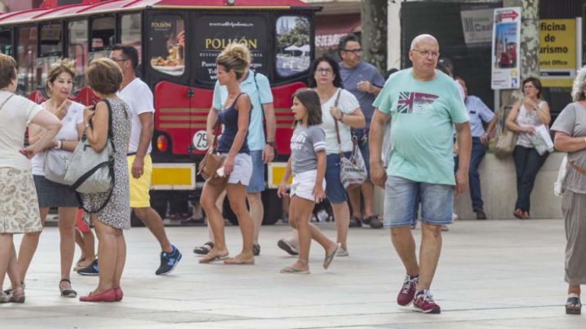 Varios turistas en el entorno de la Catedral el pasado miércoles.-SANTI OTERO