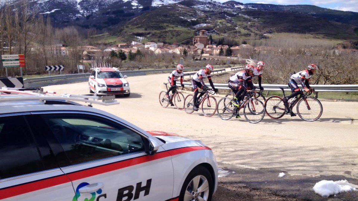 Varios corredores del Burgos BH durante un entrenamiento.-