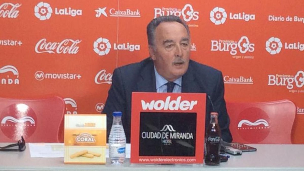 Alfredo de Miguel realizó ayer en la sala de prensa de Anduva un balance de la temporada 2015-16-CDMIRANDÉS.COM
