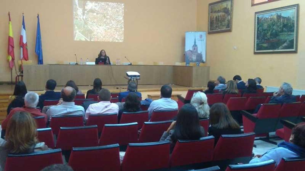 Un momento de las charlas celebradas ayer, a las que siguieron varias visitas guiadas por la localidad.-ECB