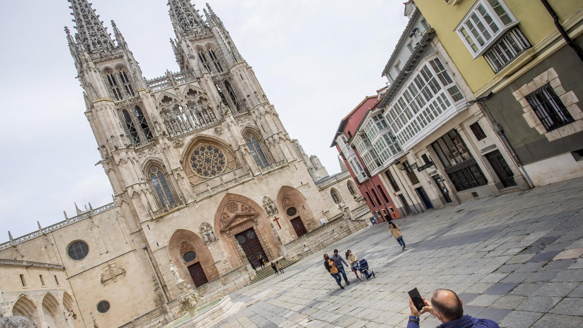 Un hombre hace una fotografía de la Catedral desde la Plaza de Santa María. SANTI OTERO
