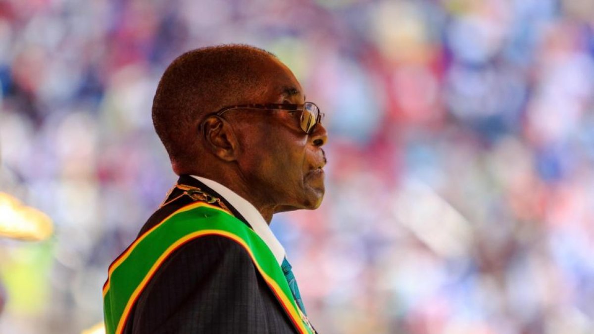 El presidente de Zimbabue, Robert Mugabe, en la celebración del 37 aniversario de la independencia del país.-AFP / JEKESAI NJIKIZANA