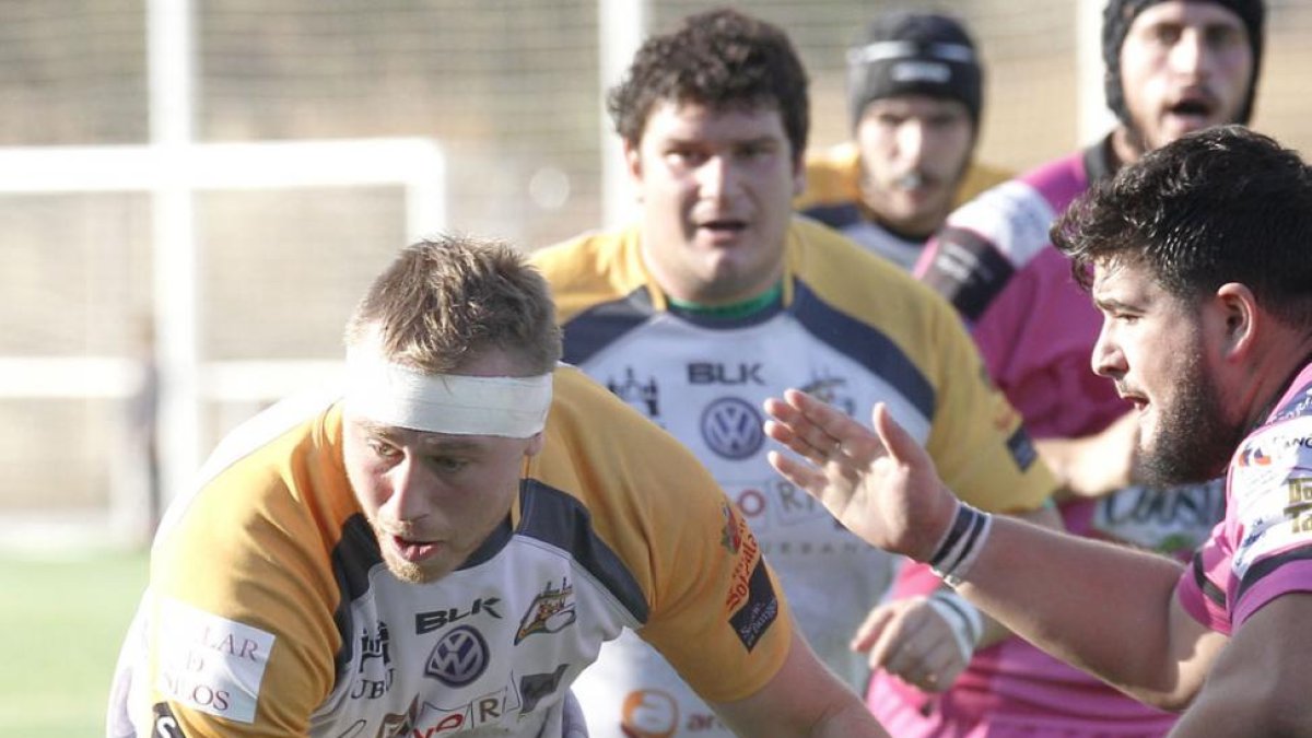 Ien Ascroft-Leigh avanza con el oval en un choque disputado en San Amaro.-SANTI OTERO
