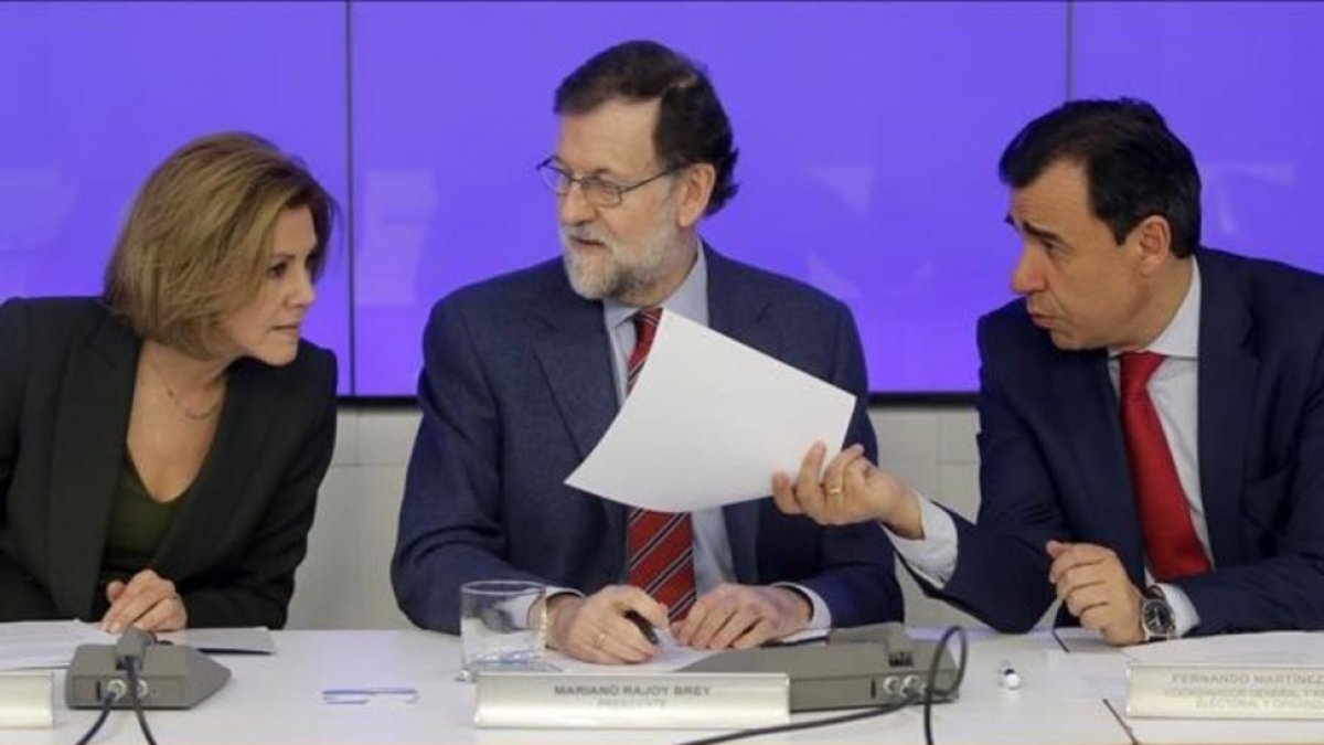 El presidente del PP, Mariano Rajoy, junto con otros miembros de la dirección conservadora este lunes en el Comité Ejecutivo popular.-JOSÉ LUIS ROCA