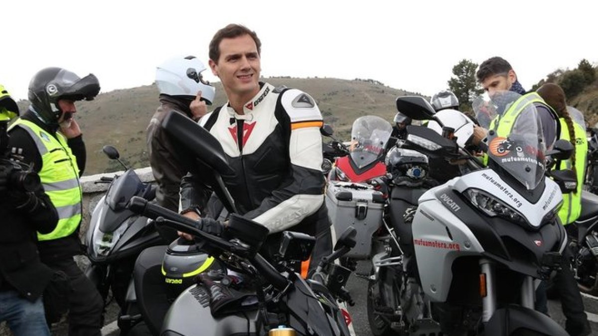 Albert Rivera se prepara para subir a una moto, en el mirador de Ángel Nieto.-ANDREA ZAMORANO (ACN)