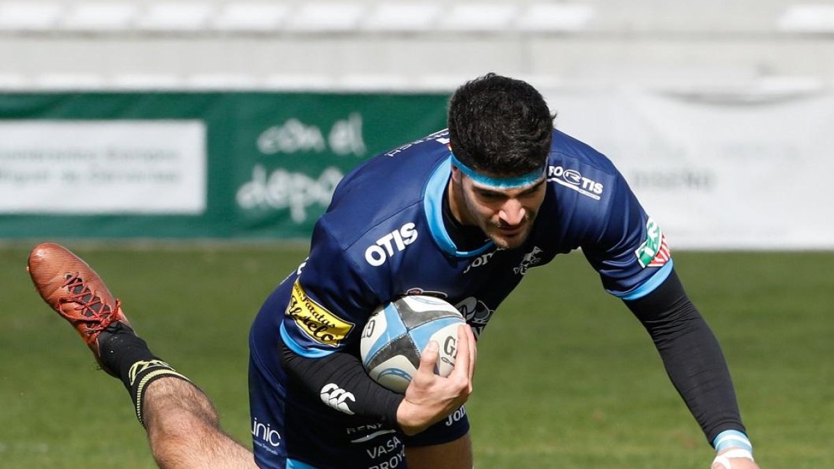 Bianco frena el avance de un jugador delVRACen el partido disputado en la primera vuelta.-EL MUNDO EL DIARIO DE VALLADOLID / J. M. LOSTAU