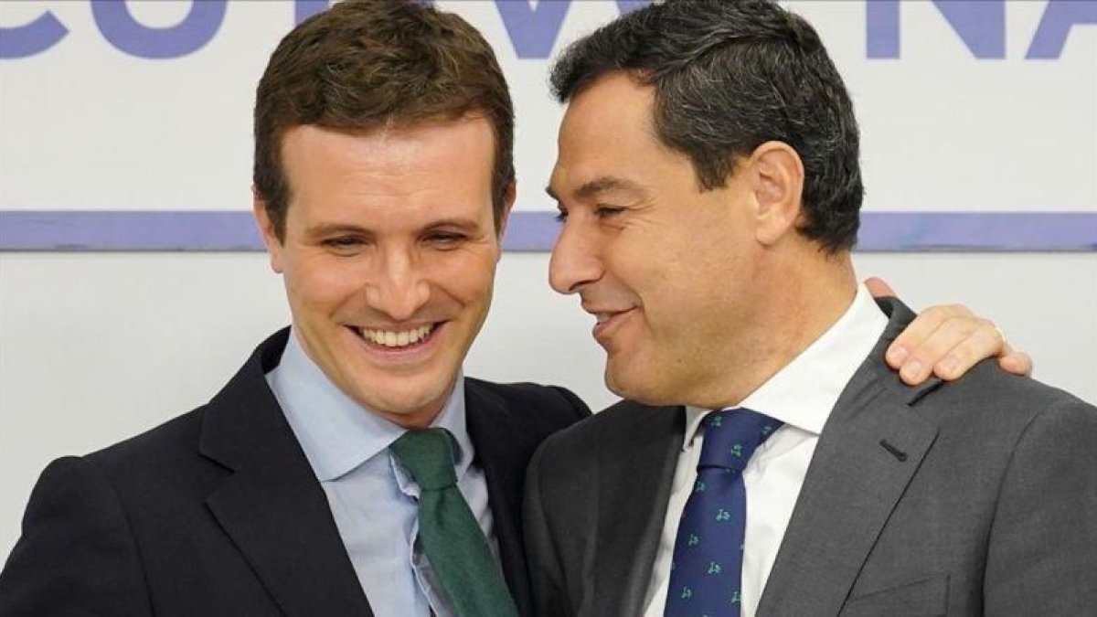 Pablo Casado y Juanma Moreno, en la reunión del comité ejecutivo nacional del PP este lunes en Madrid.-JOSÉ LUIS ROCA