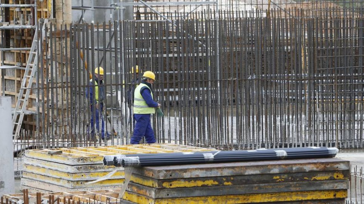 Tres trabajadores en una obra en la capital burgalesa en una imagen de archivo.-RAÚL G. OCHOA