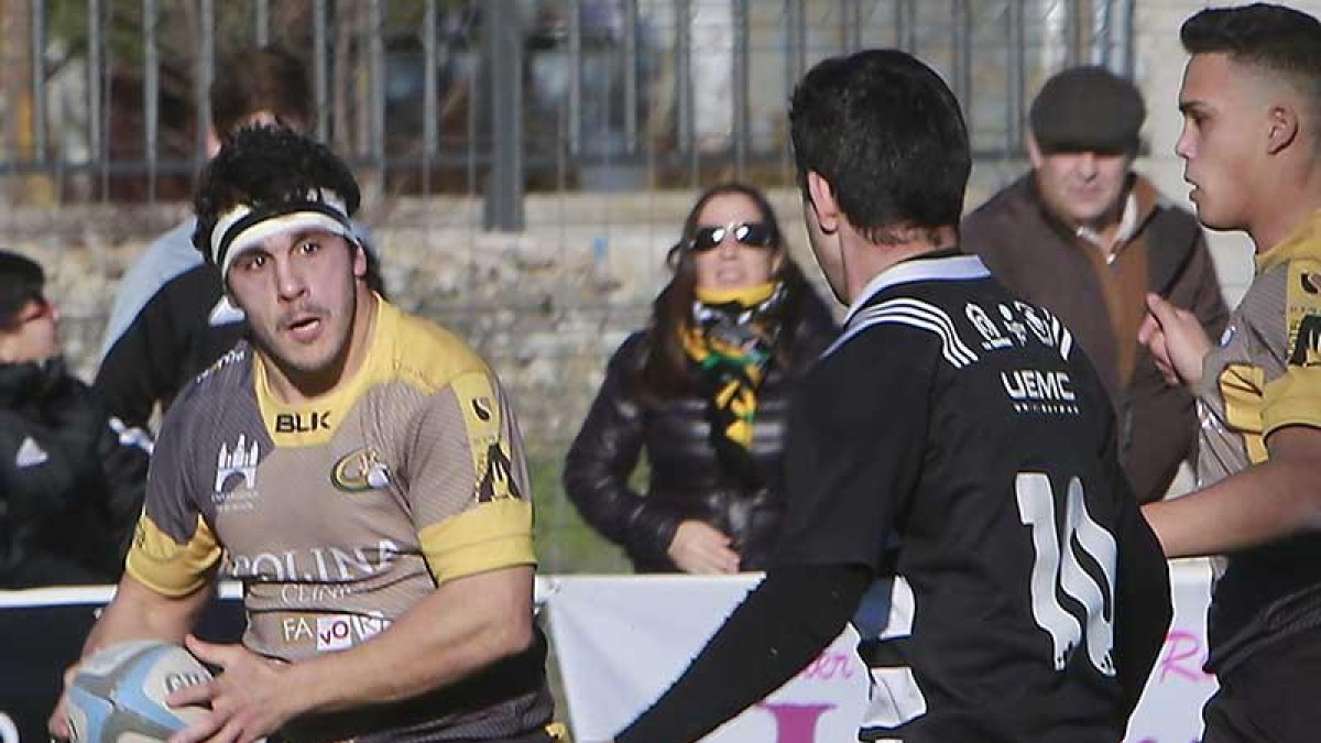 Jorge Fuente vigila la llegada de un rival en un partido reciente.-RAÚL OCHOA