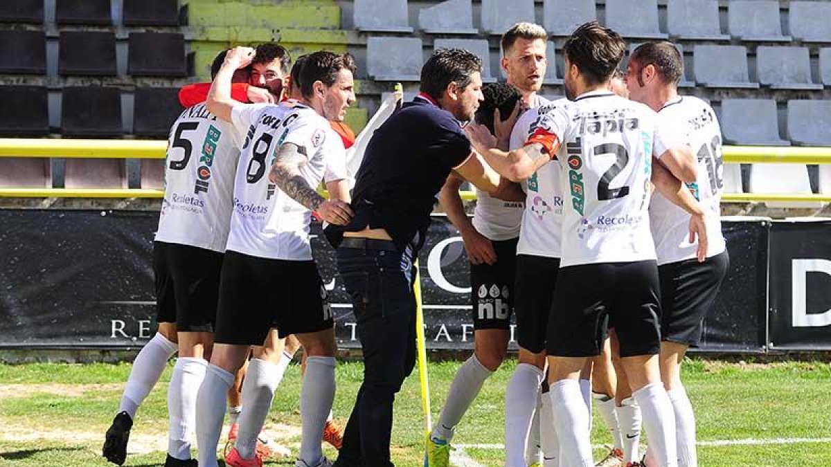 Los jugadores del Burgos CF festejan la consecución de un gol vital para la salvación de la categoría.-Israel L. Murillo
