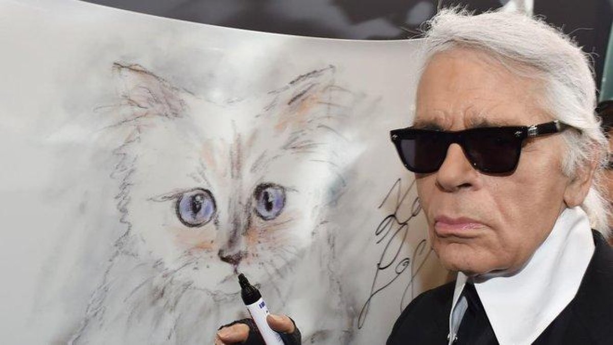 Karld Lagerlfed, con su dibujo de Choupette.-DPA/ JENS KALAENE