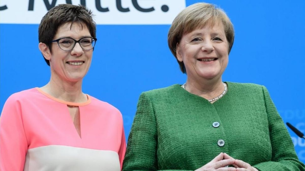 Merkel (derecha) y Kramp-Karrenbauer, en su rueda de prensa conjunta en Berlin, tras la reunión de la ejecutiva de la CDU, el 19 de febrero.-EFE / CLEMENS BILAN