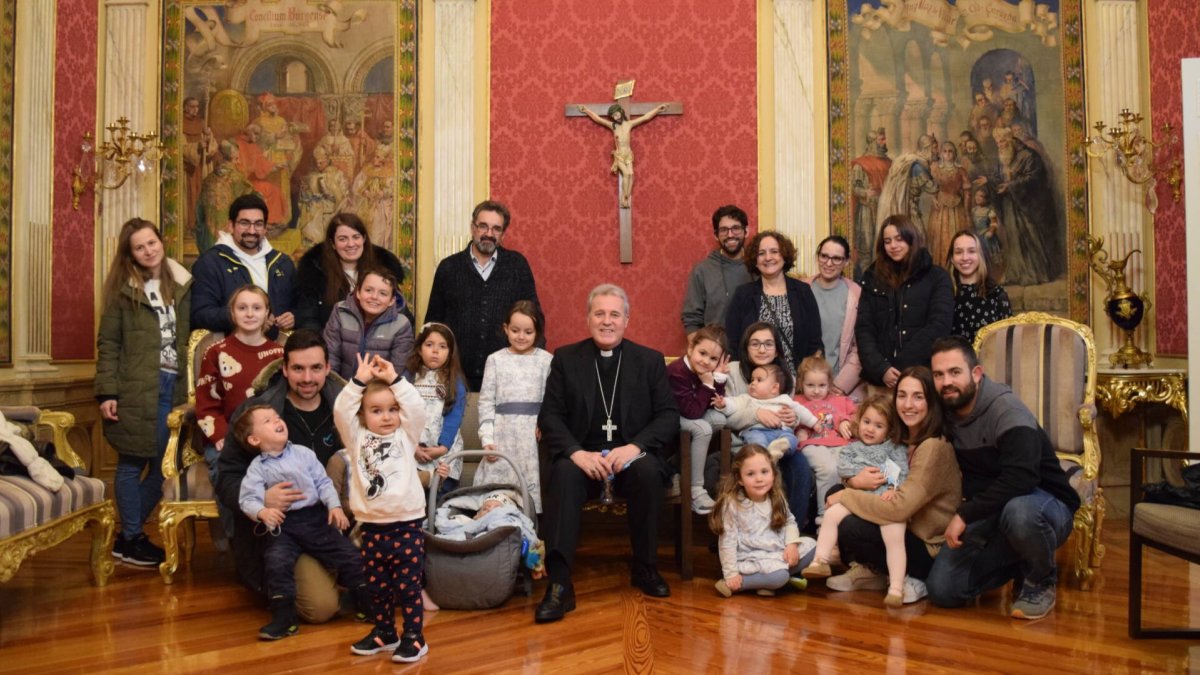La familia Campomar Hernando con el arzobispo de Burgos, Mario Iceta, tras huir de Ucrania. ARCHIBURGOS
