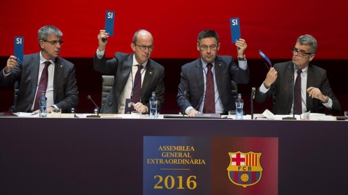 Los directivos del Barça dan su aprobación a los planes de futuro en China durante la asamblea extraordinaria del club celebrada el pasado 18 de diciembre.-JORDI COTRINA
