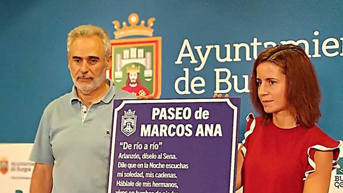 Manjón y De Ara con el poema de Marcos Ana ‘De río a río’.-ECB
