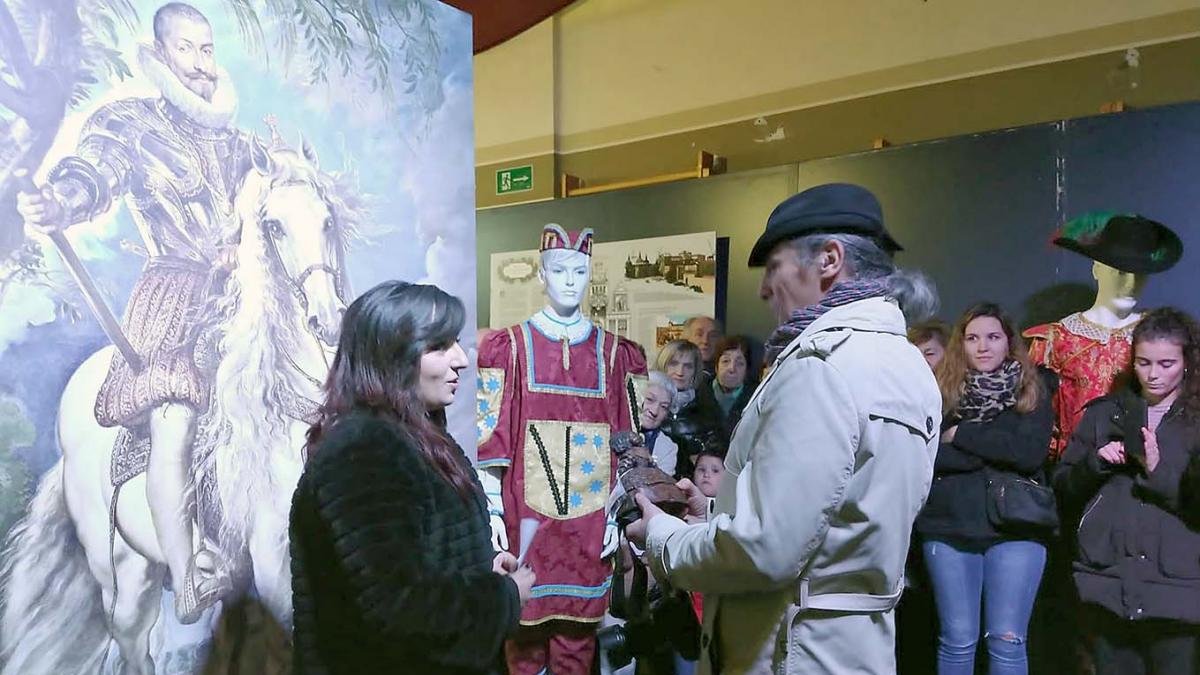 La presidenta de la Asociación Cultural ‘La Hormiga’, Eva Blanco, con el artista Antonio Gregori, ayer, en Lerma.-ECB