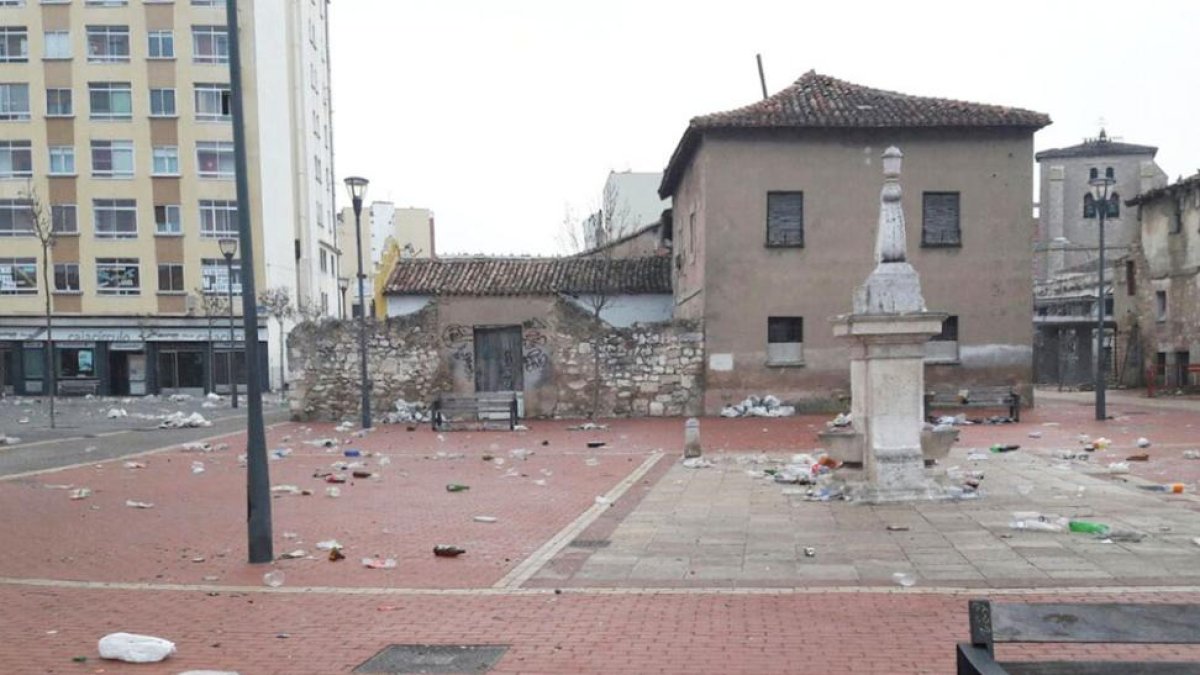 Restos de botellón en la plaza Nueva de Gamonal.-Policía Local