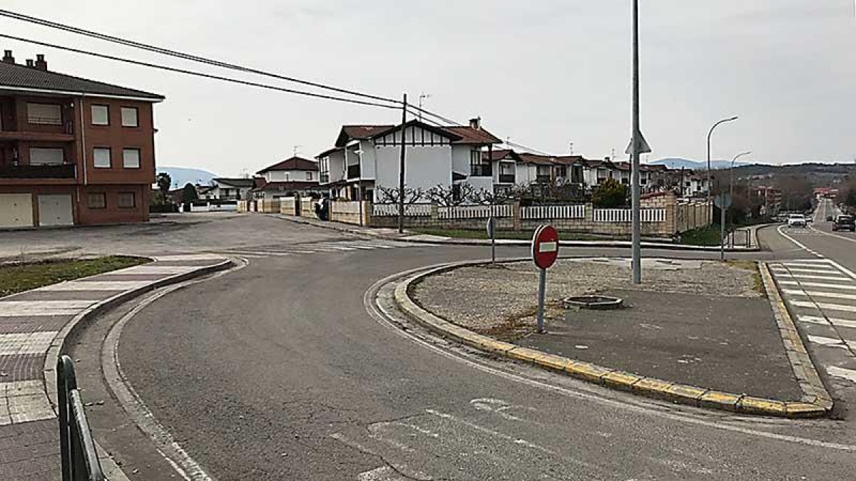 Una de las actuaciones es colocar dos marquesinas para transporte escolar en la rotonda de Granja San Pedro.-ECB