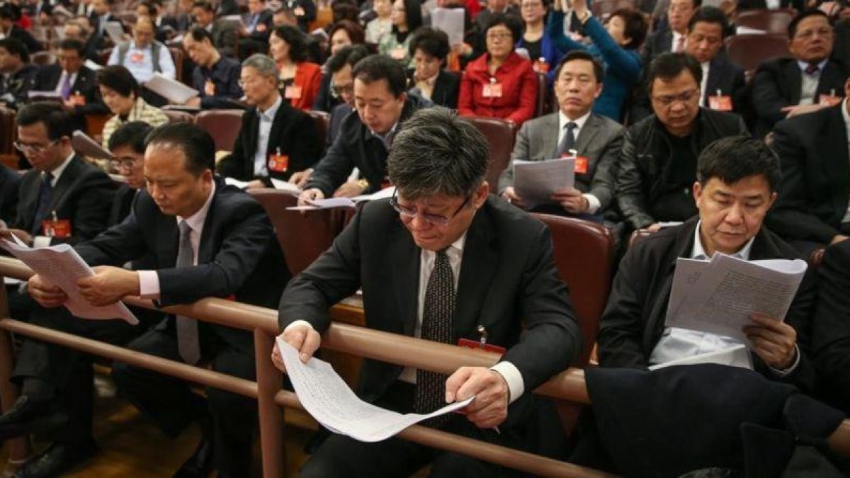 Los delegados de la Asamblea Nacional Popular china participan en la apertura anual de la institución, este domingo en Pekín.-EFE / ROMAN PILIPEY