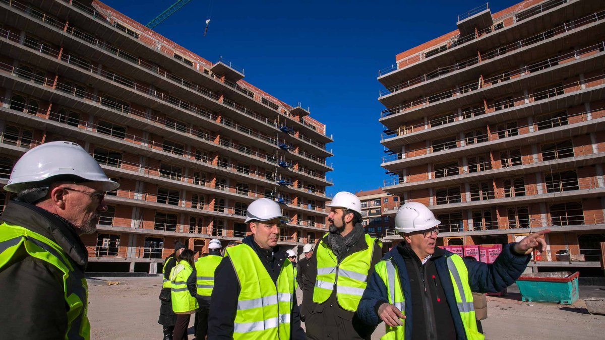 José Piedra, jefe de obra, explica al alcalde y al concejal de Urbanismo detalles de la edificación. TOMÁS ALONSO