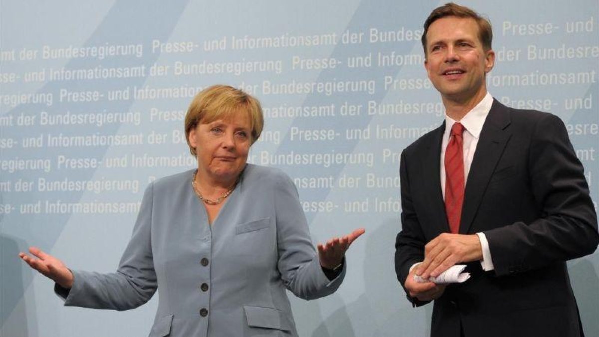 Angela Merkel y el portavoz del Gobierno, Steffen Selbert.-JOHANNES EISELE