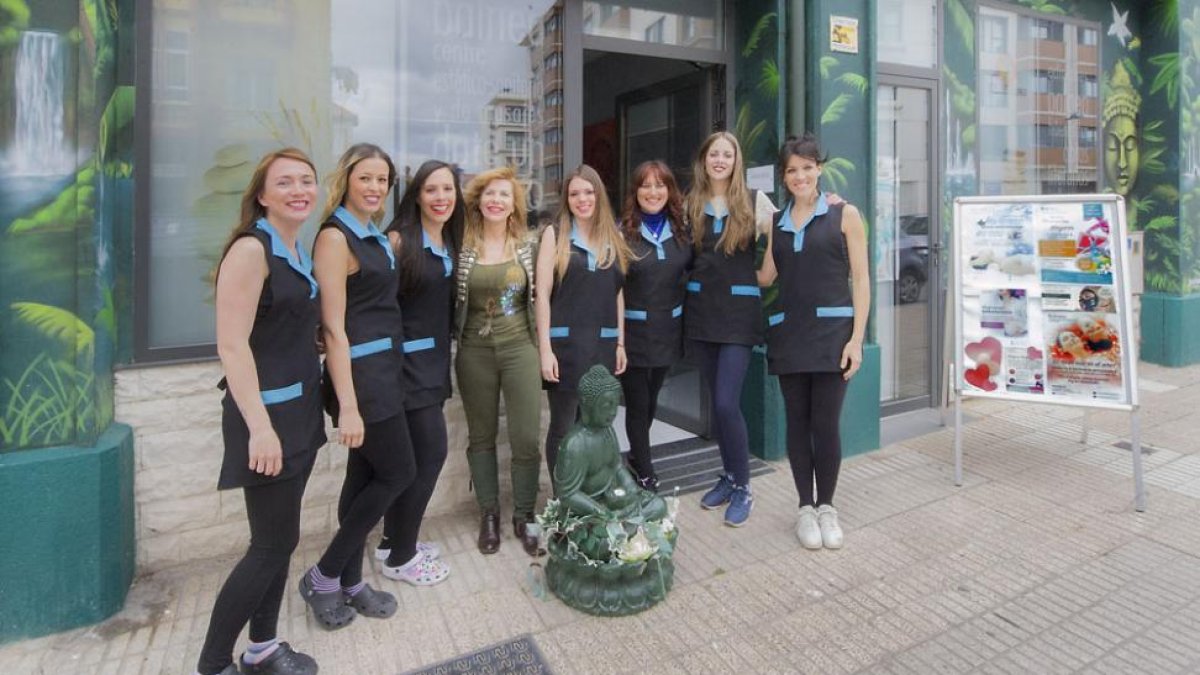 Parte del equipo de Balnea posa frente a sus instalaciones de la calle Molinillo.-ISRAEL L. MURILLO
