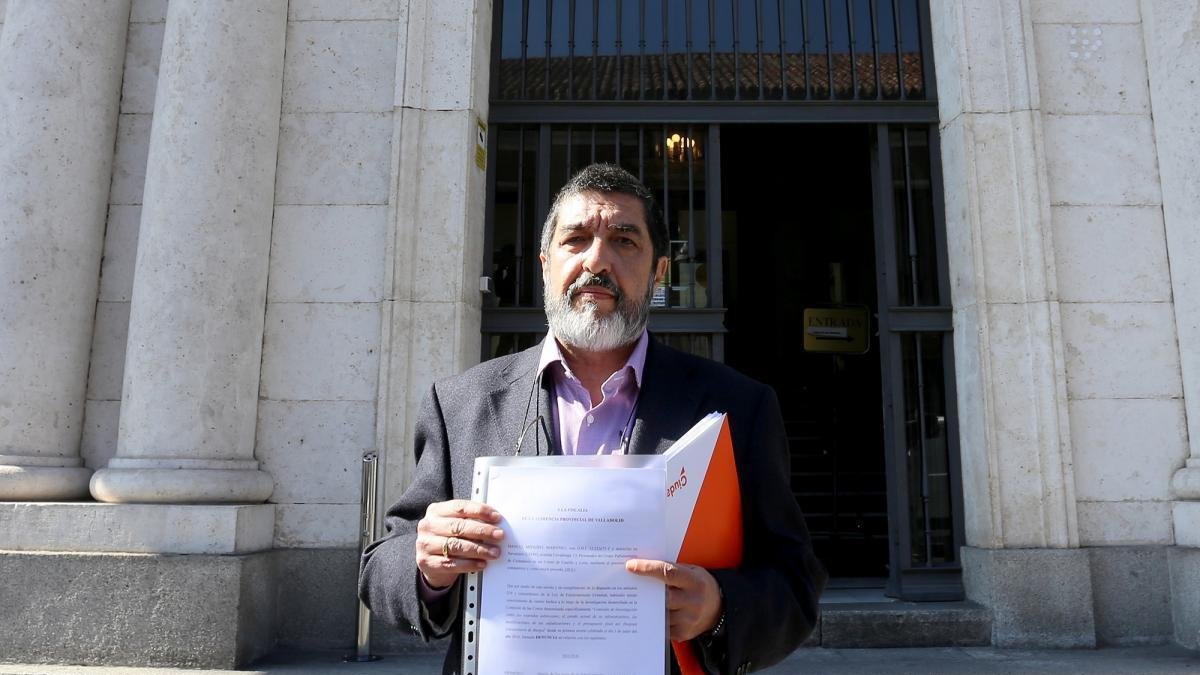 Manuel Mitadiel, el día que se personó ante los juzgados para presentar la denuncia del Hubu ante la Fiscalía.-- ICAL