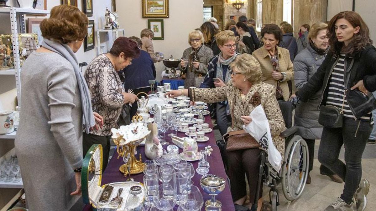 El primer día del mercadillo en el monasterio de San Juan contó con una buena afluencia de público.-SANTI OTERO