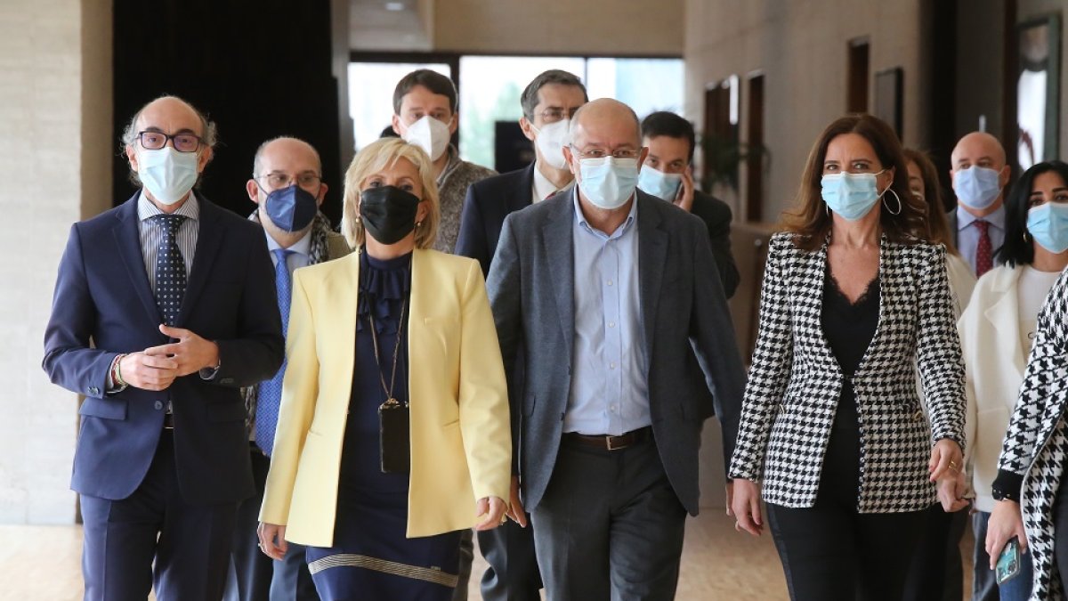 Francisco Igea, Verónica Casado, Javier Ortega y Carlota Amigo junto a los procuradores de Ciudadanos en las Cortes, de reúnen tras conocerse la convocatoria de elecciones por el presidente Alfonso Fernández Mañueco. -ICAL
