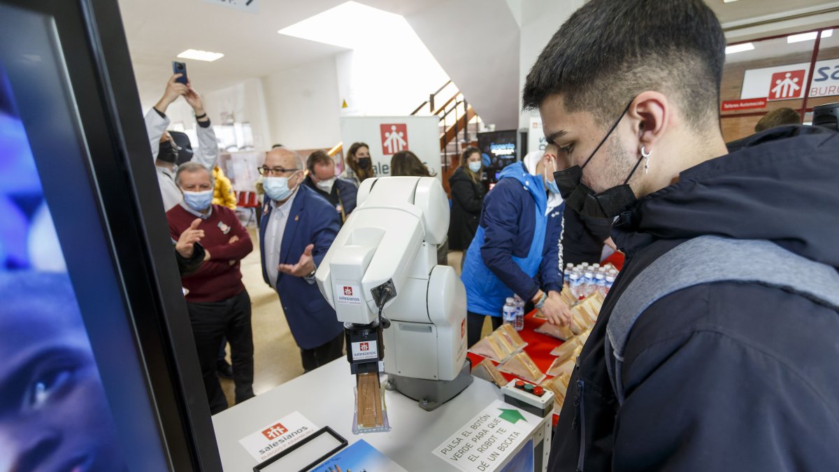 Un robot industrial se ha sumado al equipo de voluntarios de la Operación Bocata en el Padre Aramburu. SANTI OTERO