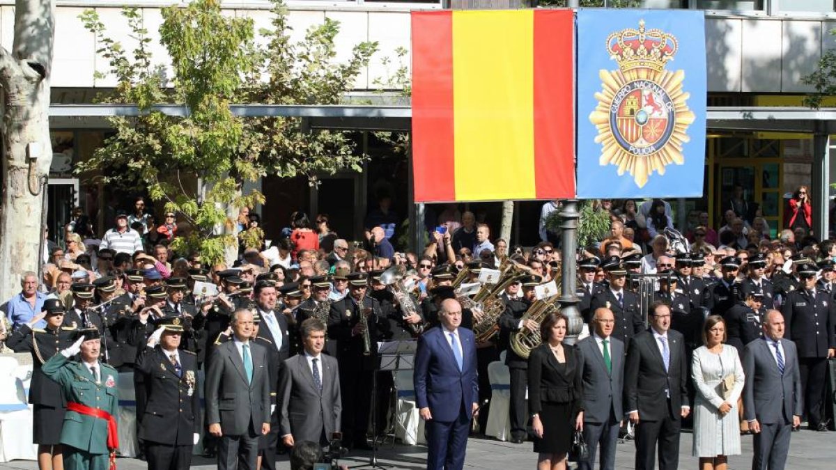 El ministro del Interior, Jorge Fernández Díaz, preside junto al director general de la Policía, Ignacio Cosidó, los actos de celebración del Día de la Policía. JUnto a ellos, la presidenta de las Cortes, María Josefa García Cirac, y el delegado del Gobie-Ical
