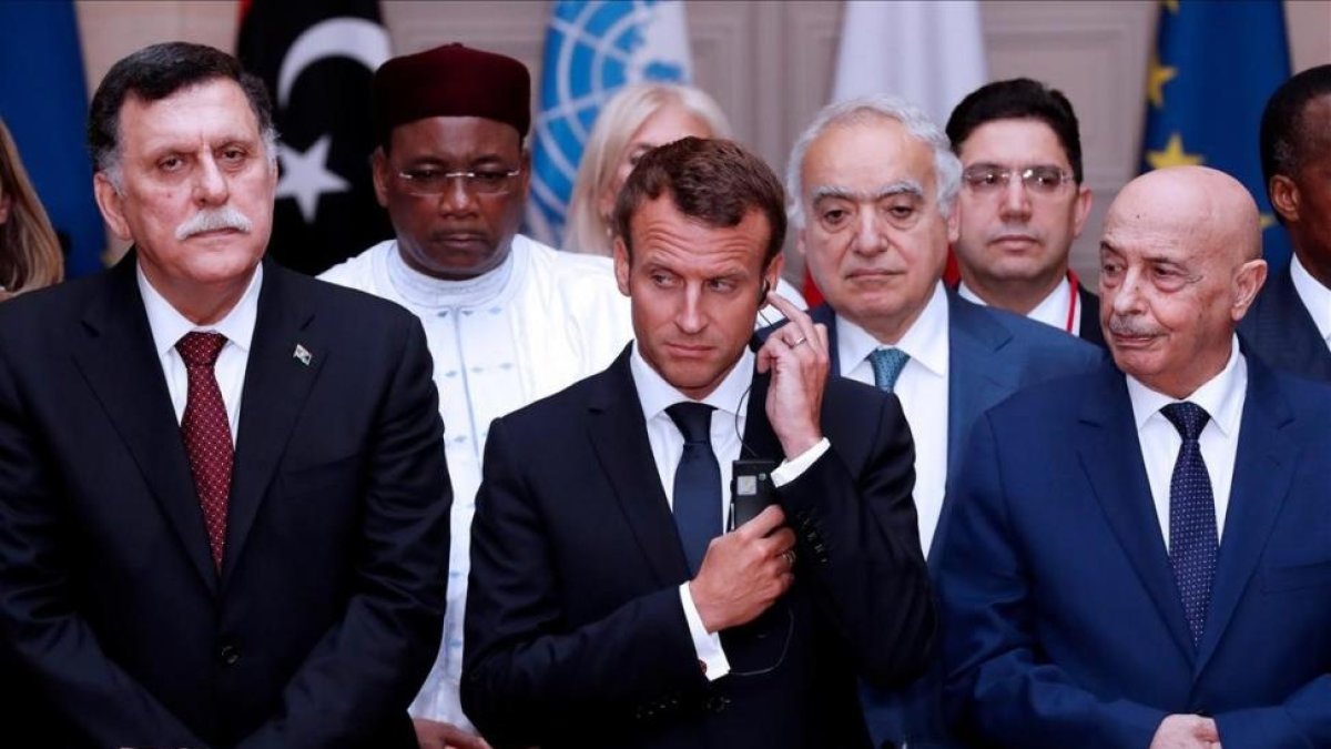 El presidente del Consejo Presidencial de Libia Fayez al-Sarra el presidente frances Emmanuel Macron y el presidente de la Camara de Representantes de Libia Tobruk Aguila Saleh Issa.-ETIENNE LAURENT