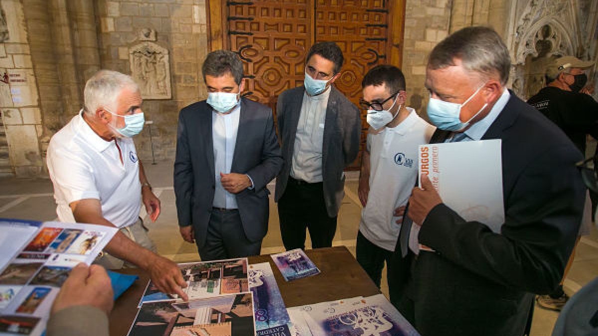 Los organizadores muestran la documentación a los responsables de la diócesis y la Diputación. TOMÁS ALONSO