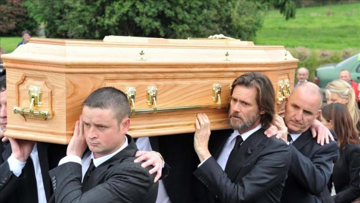 El actor Jim Carrey, en el funeral de su exnovia Cathriona White.-