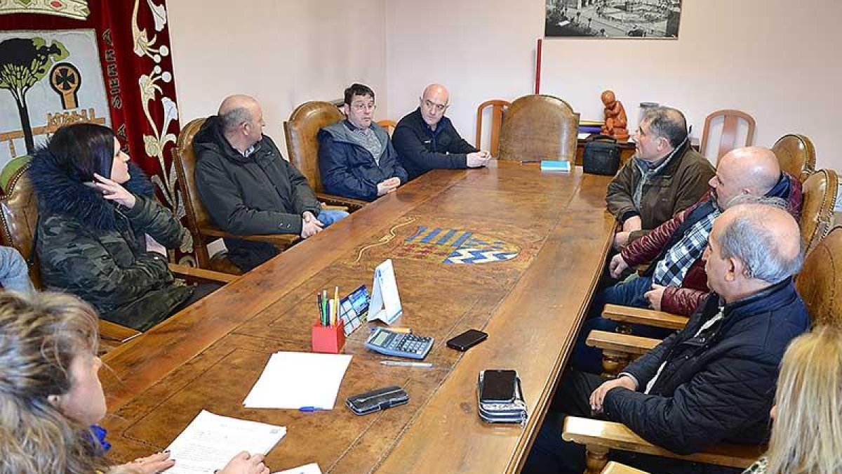 Alcaldes y vecinos de la plataforma durante la reunión de ayer en Quintanar.-R.F.