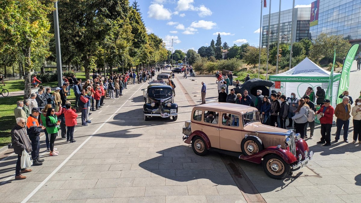 Primera de las salidas de los vehículos antiguos y clásicos en la iniciativa de colaboración con la Asociación Española contra el Cáncer. SANTI OTERO