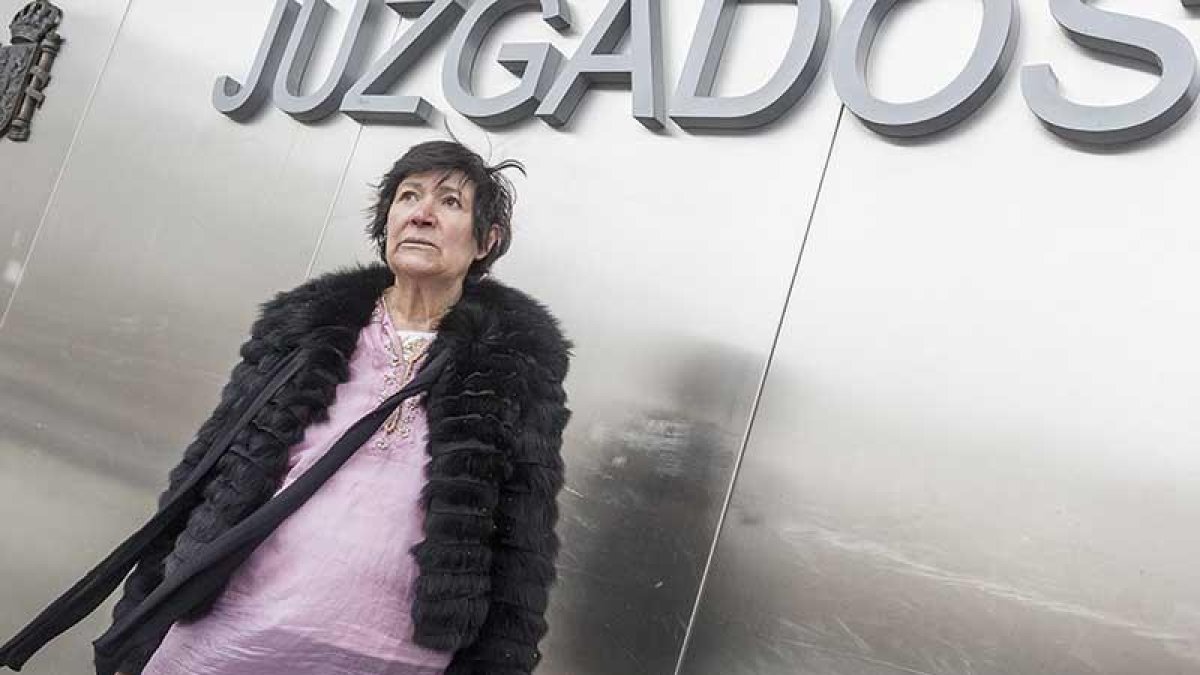 Mauricia Ibáñez, ayer, a la puerta del Juzgado justo antes de la vista oral contra la retirada de la tutela de sus hijos.-SANTI OTERO