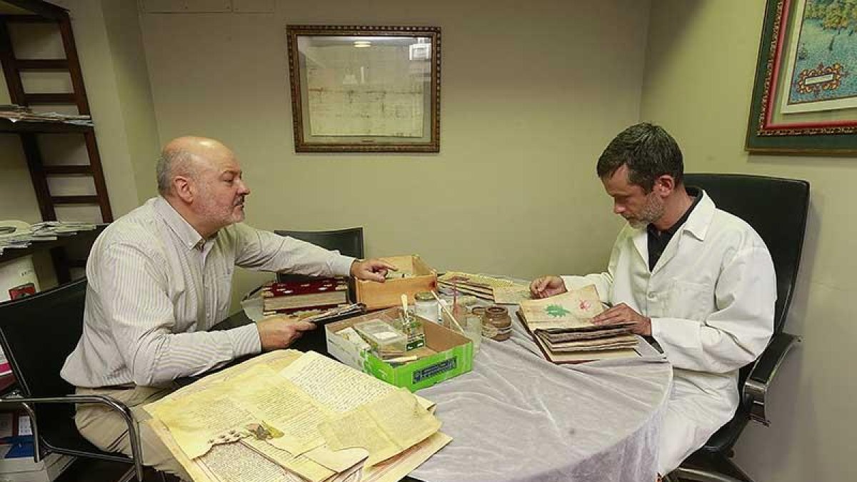 Juanjo García con Luis Miguel Muñiz, encargado de dar el toque final a las réplicas del manuscrito Voynich, antes de mandarlo al cliente.-RAÚL G. OCHOA