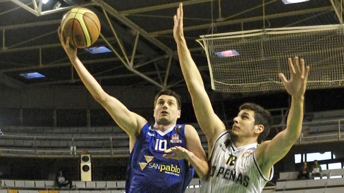Sinica supera la defensa de Huskic, ayer.-ÁREA11