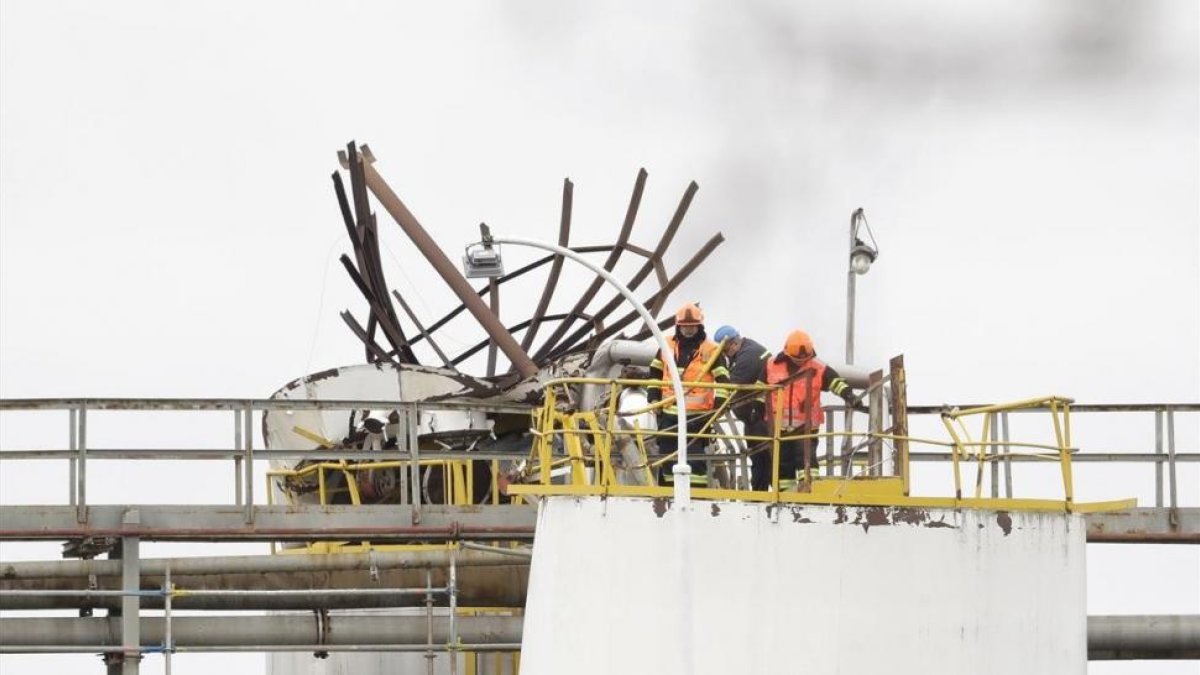Trabajadores de la planta química checa donde se ha producido la explosión-AP