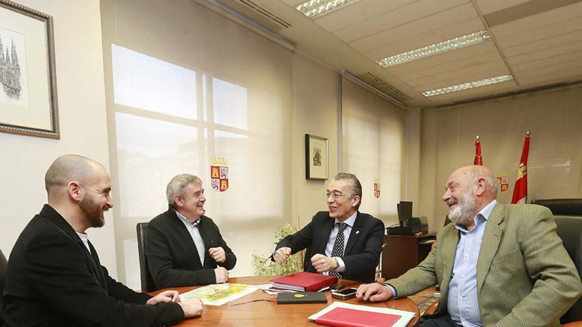 Martín (d) y Sáiz (centro) estuvieron acompañados de ediles y técnicos. R. O.
