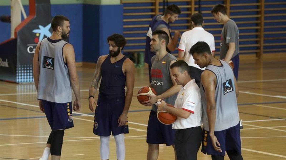 Marc Gasol (i), Ricky Rubio (2i), Fernando San Emeterio (c) y Sebas Sáiz, entre otros, durante un entrenamiento de la selección española de baloncesto en el Pabellón Triángulo de Oro en Madrid en preparación para el Eurobasket que comienza el 31 de agosto-EFE